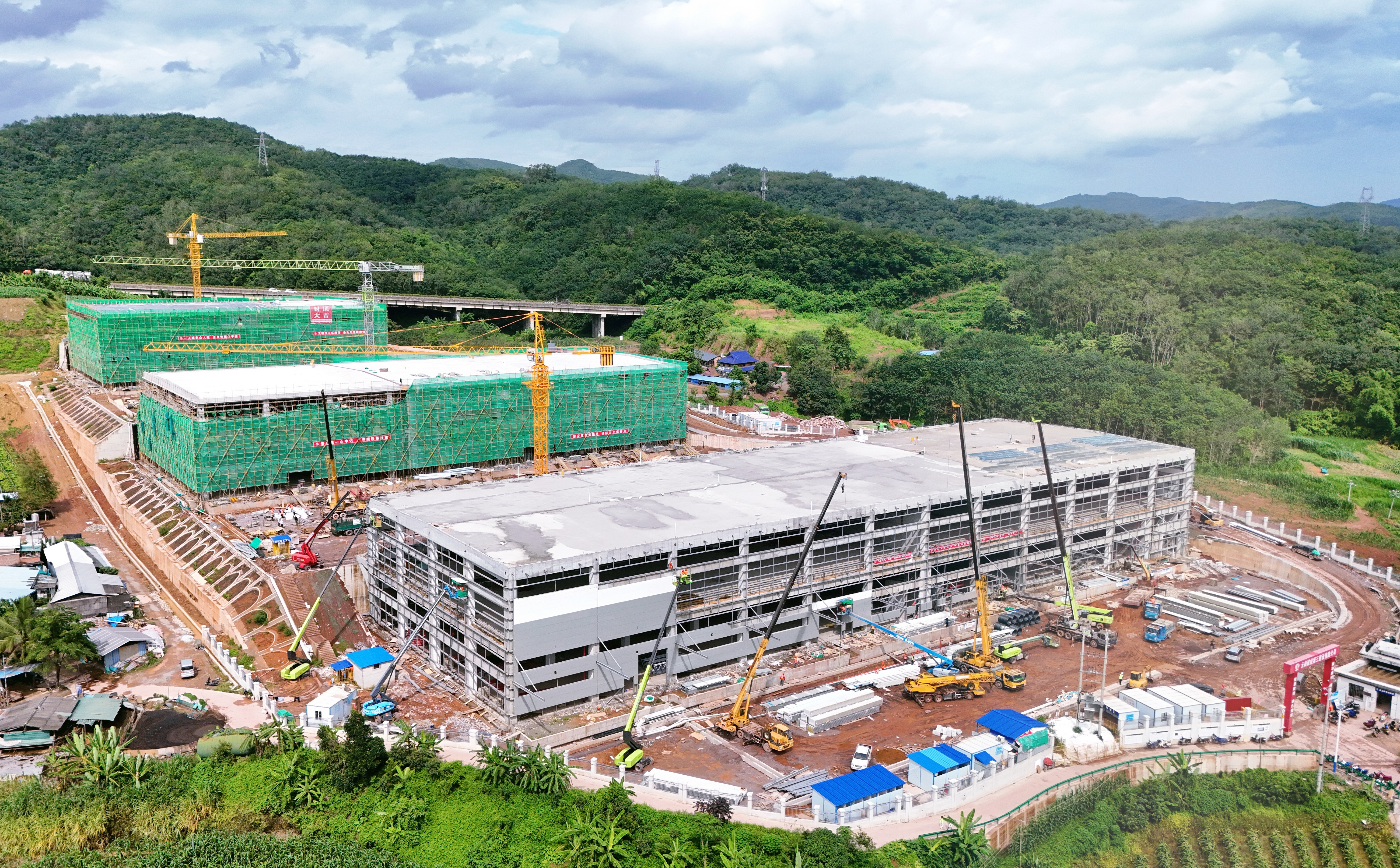 西雙版納天然橡膠綠色智能物流綜合園建設項目主體結(jié)構全面封頂