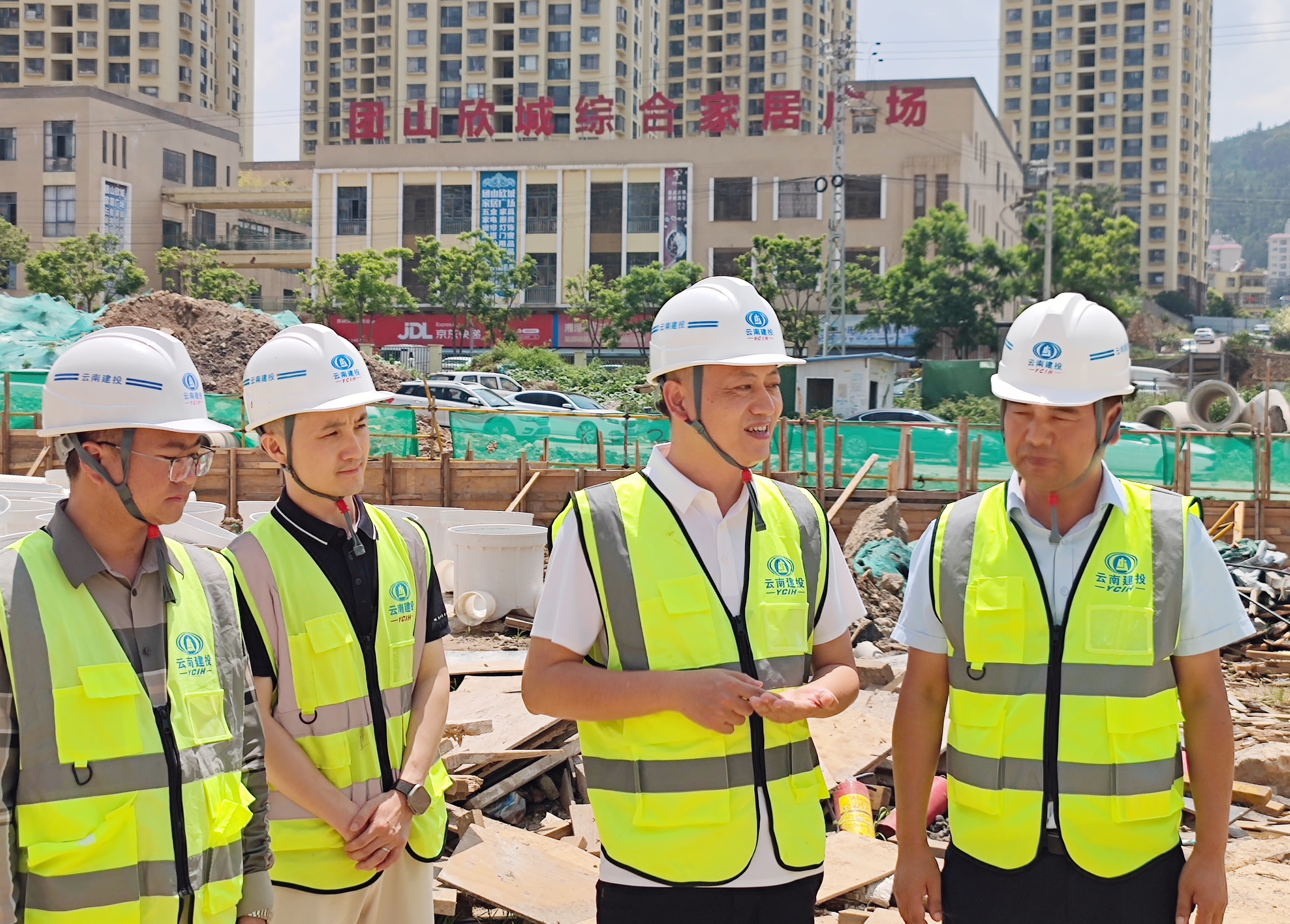 公司領導到昆明市第十四中學改擴建項目檢查指導