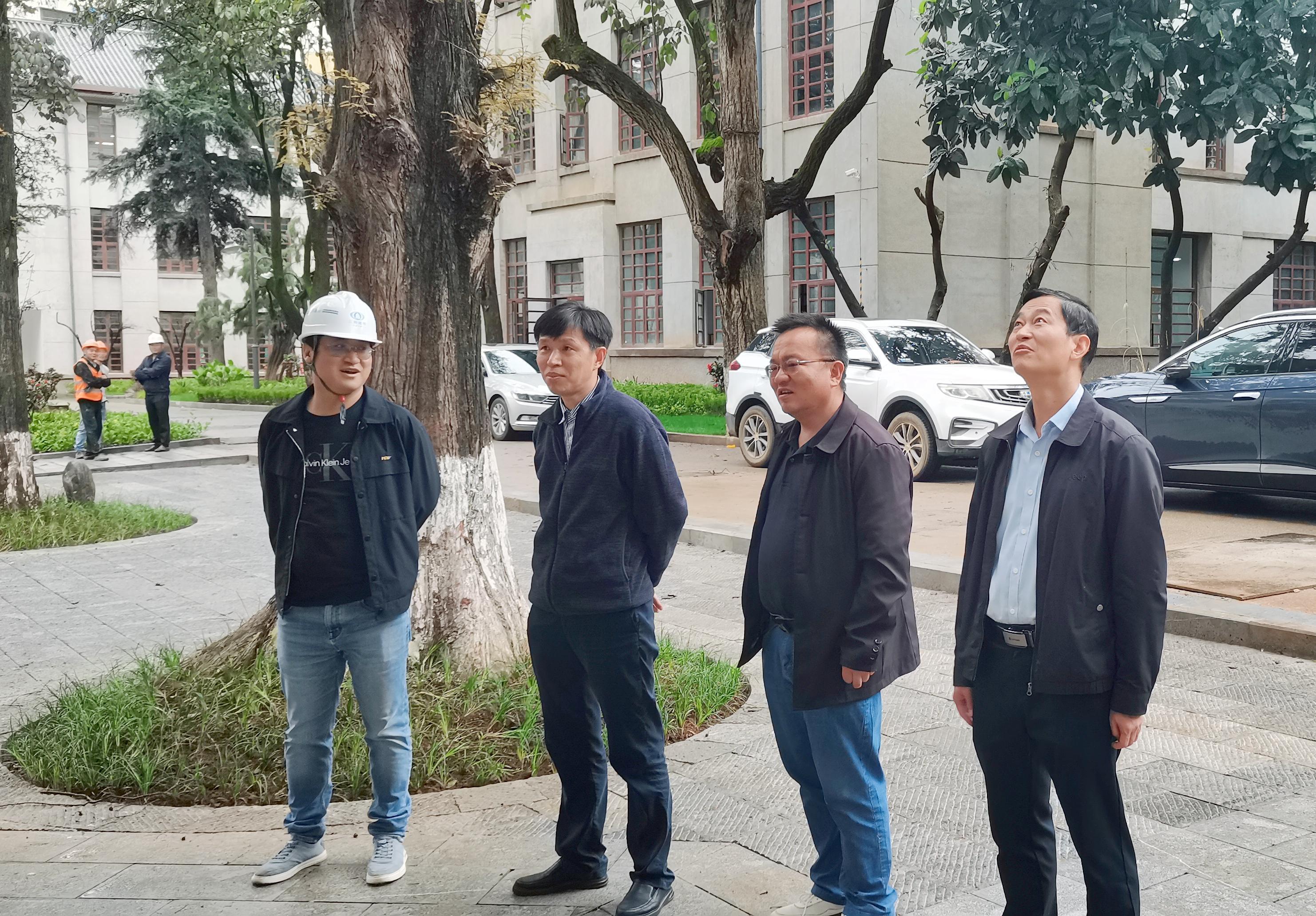 云南師范大學(xué)校黨委副書記、校長胡金明到云南師范大學(xué)西南聯(lián)大校區(qū)歷史建筑修繕項目檢查指導(dǎo)