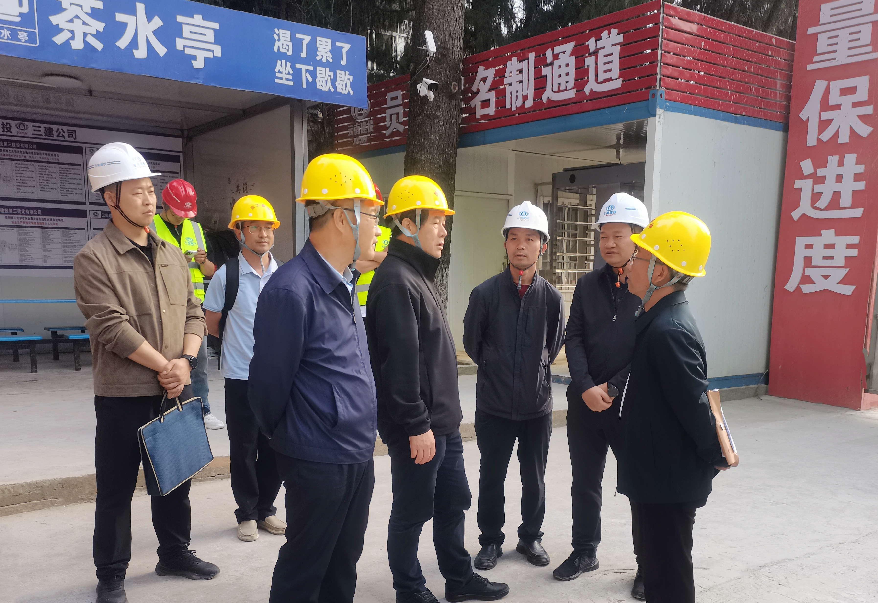 昆明理工大學(xué)校長王華到昆明理工大學(xué)有色金屬冶金先進(jìn)技術(shù)研究院項目調(diào)研