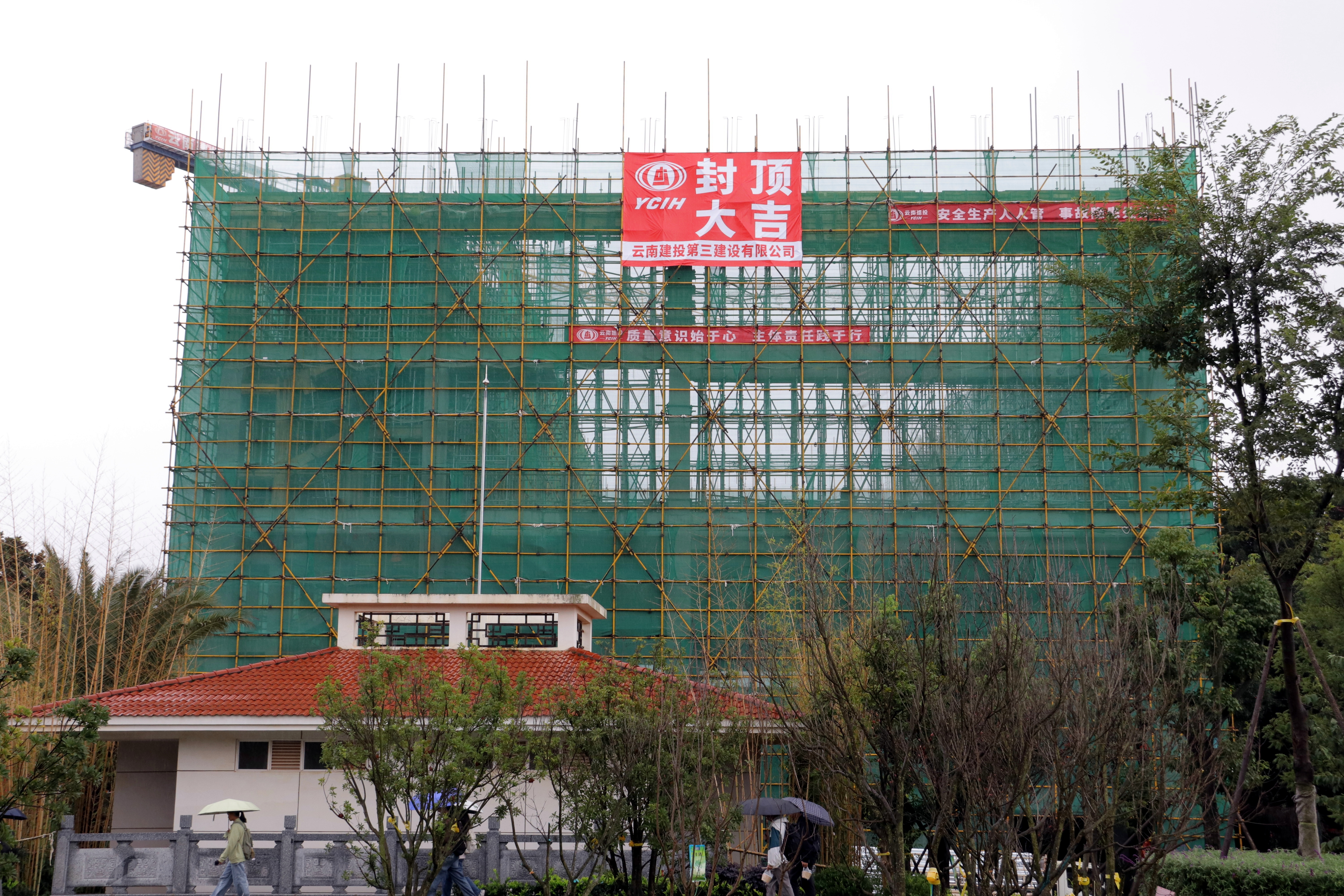 彭云到昆明醫(yī)科大學(xué)文體中心建設(shè)項(xiàng)目檢查指導(dǎo)