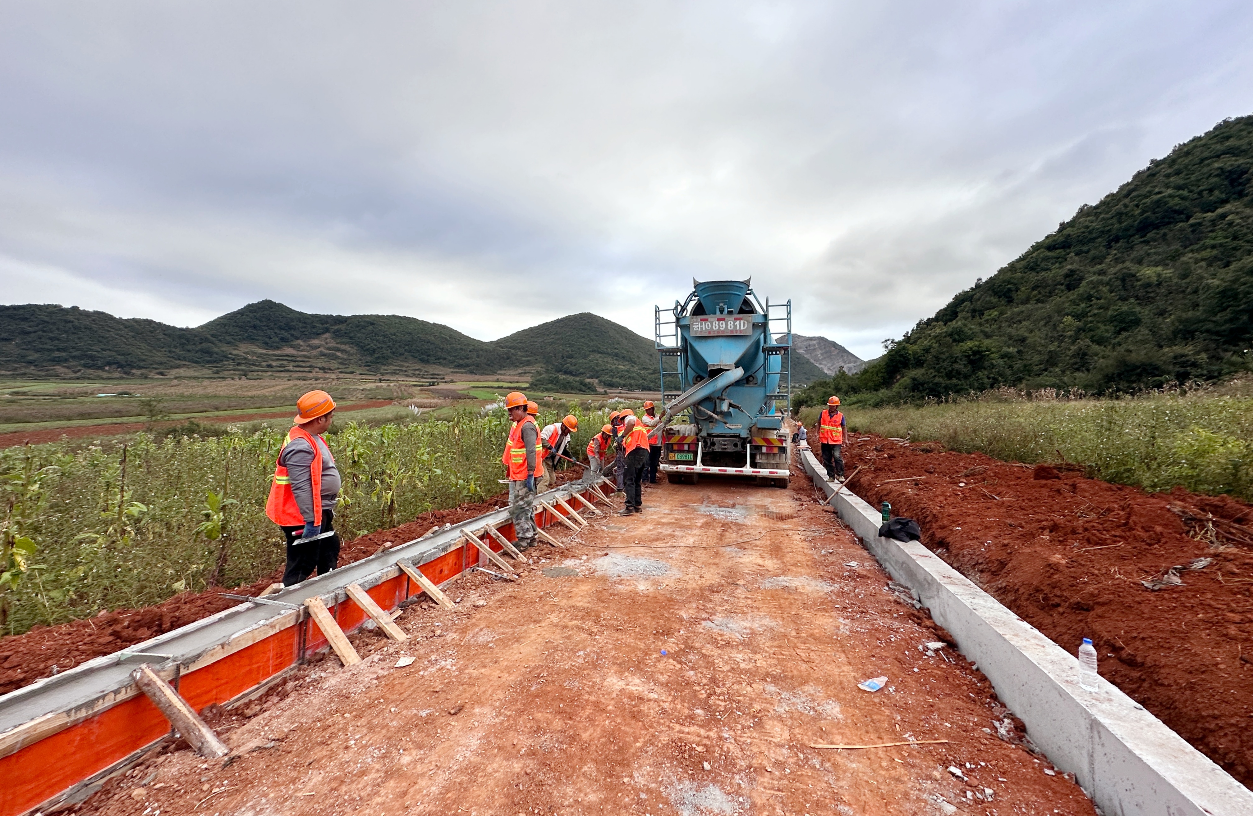 丘北縣高標(biāo)準(zhǔn)農(nóng)田建設(shè)項(xiàng)目：“鐵三角+安全”管理模式把硬骨頭啃出真效益
